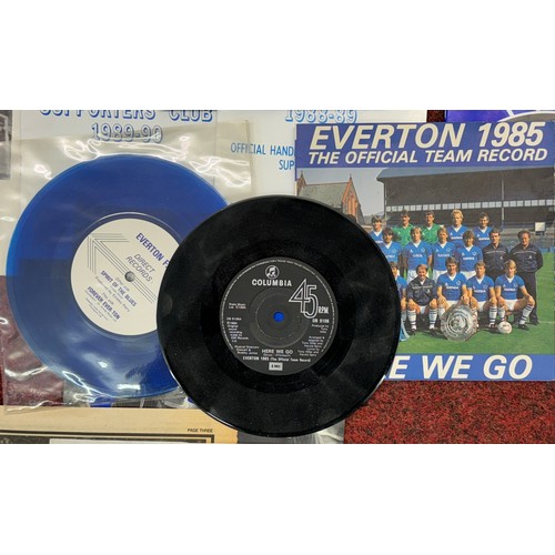 400 - MISCELLANEOUS EVERTON MEMORABILIA - INCL VARIOUS BOOKS, NEWSPAPERS, FANZINES, 2 SINGLE VINYL RECORDS... 