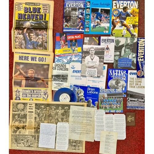 400 - MISCELLANEOUS EVERTON MEMORABILIA - INCL VARIOUS BOOKS, NEWSPAPERS, FANZINES, 2 SINGLE VINYL RECORDS... 