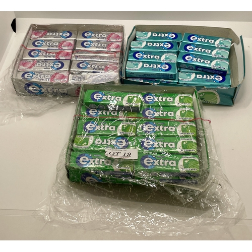 19 - QTY OF WRIGLEYS EXTRA CHEWING GUM, APPROX X55 PACKS, INCL SPEARMINT, COOL BREEZE, BUBBLEGUM