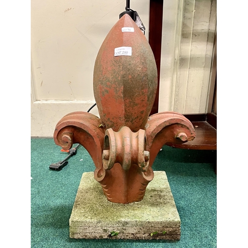 280 - STONEWARE FLEUR DE LYS GARDEN ORNAMENT ON PLINTH V-PROBABLY REPURPOSED ROOF FINIAL APPROX 50CMS H