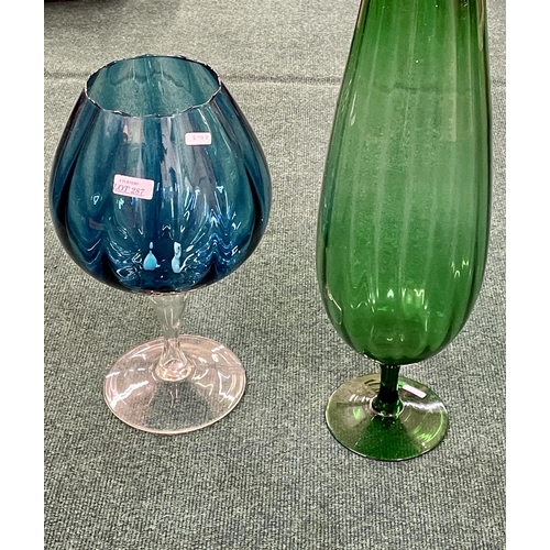 287 - TALL GREEN GLASS FLUTED VASE TOGETHER WITH A BLUE GLASS GOLDFISH BOWL STYLE GLASS - 50CMH/37CMH