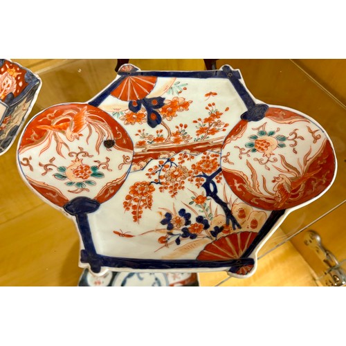 372 - UNUSUAL SHAPED ANTIQUE JAPANESE IMARI PLATE WITH HAND PAINTED PANELS OF LEAVES AND FLOWERS. APPROX 2... 