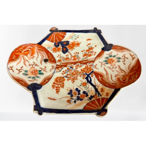 372 - UNUSUAL SHAPED ANTIQUE JAPANESE IMARI PLATE WITH HAND PAINTED PANELS OF LEAVES AND FLOWERS. APPROX 2... 