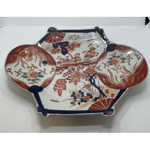 372 - UNUSUAL SHAPED ANTIQUE JAPANESE IMARI PLATE WITH HAND PAINTED PANELS OF LEAVES AND FLOWERS. APPROX 2... 