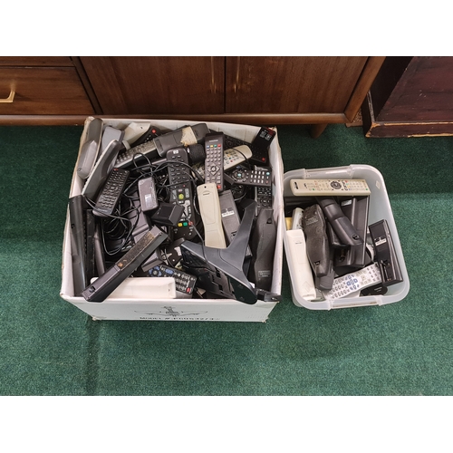 281A - A LARGE BOX OF VARIOUS TV/CD/DVD REMOTES INCLBOSE, TOSHBA, PANASONIC, SONY, PHILIPS ETC