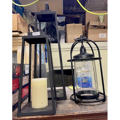 67 - SET OF 2 LARGE/MEDIUM LANTERN CANDLE HOLDERS WITH ONE PILLAR CANDLE, TOGETHER WITH AN EDISON SOLAR L... 