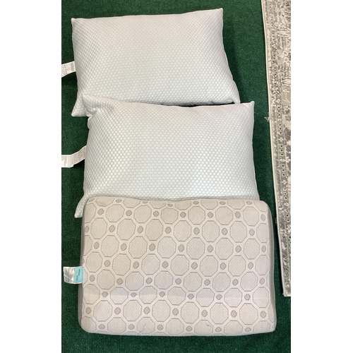 80 - SET OF 2 HOTEL GRAND REVERSIBLE PILLOWS - COOLING TO ONE SIDE TOGETHER WITH A DORMEO OCTASENSE LUMBA... 