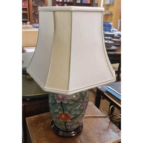 383A - FLORAL AND GREEN TABLE LAMP ON WOODEN PLINTH