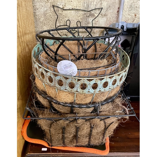 236 - A SMALL COLLECTION OF  METAL HANGING BASKETS - SOME WITH LINERS - 1 SQUARE, 1 IN THE SHAPE OF A CAT,... 