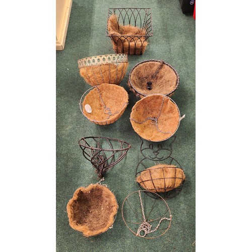 236 - A SMALL COLLECTION OF  METAL HANGING BASKETS - SOME WITH LINERS - 1 SQUARE, 1 IN THE SHAPE OF A CAT,... 