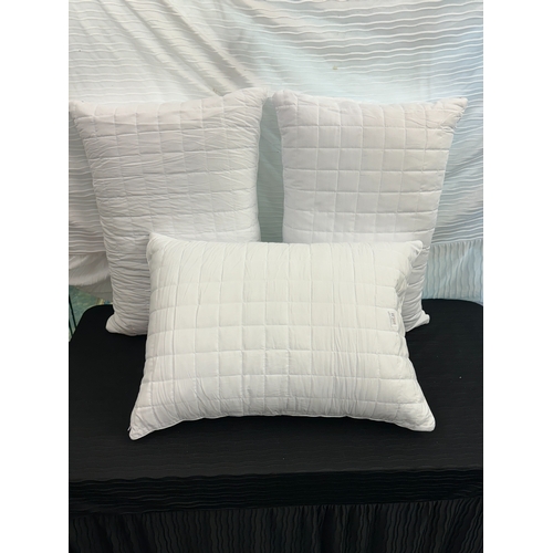88 - SET OF 3 HOTEL GRAND DEEP FILL QUILTED MEMORY FILL PILLOWS - LOOSE PACK WITH DETACHABLE COVERS
