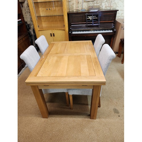 292 - OAK FURNITURE LAND SOLID NATURAL OAK EXTENDING DINING TABLE AND A SET OF 4 DINING CHAIRS