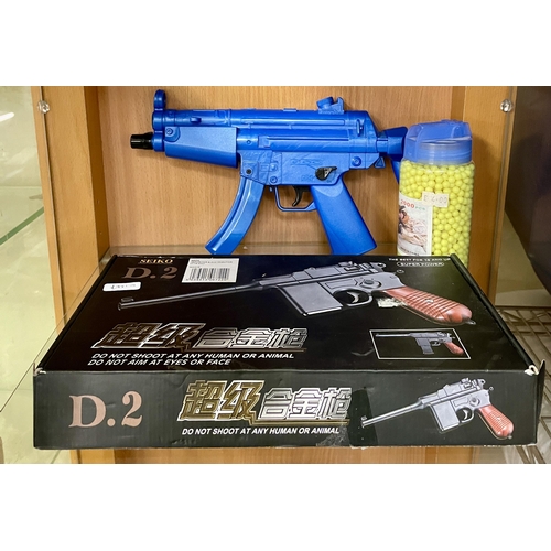 213 - A  SEIKO D2 AIR PISTOL BOXED AND A MINI MP5 BB GUN WITH 6MM BB'S - BOTH AA BATTERY OPERATED