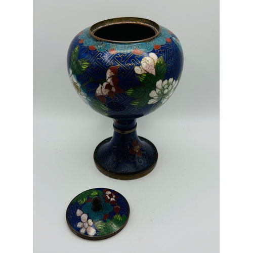 369 - CHINESE: A GOOD EARLY 20TH C. CHINESE CLOISONNE VASE & COVER - BLUE GROUND WITH FLORAL DECORATION - ... 