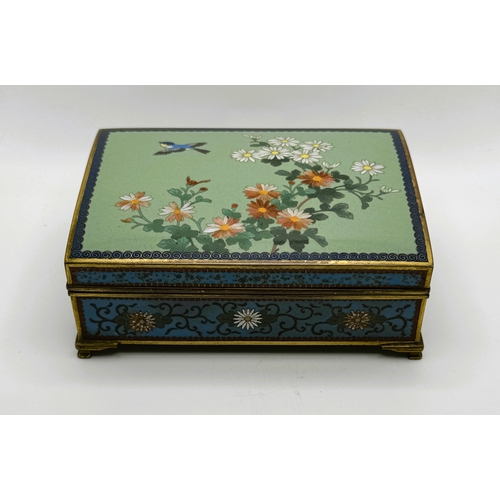 371 - A FINE QUALITY JAPANESE CLOISONNE BOX WITH HINGED COVER - IMPERIAL GREEN GROUND WITH FLORAL DECORATI... 