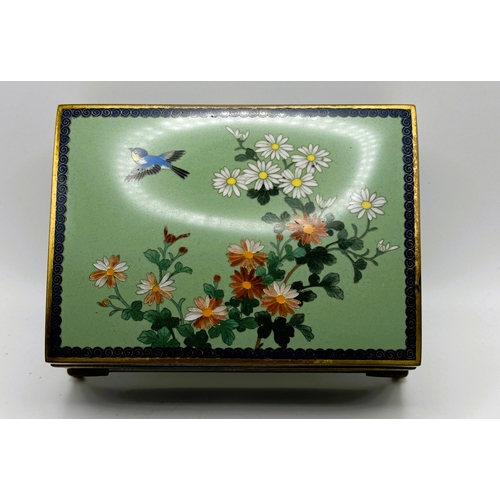 371 - A FINE QUALITY JAPANESE CLOISONNE BOX WITH HINGED COVER - IMPERIAL GREEN GROUND WITH FLORAL DECORATI... 