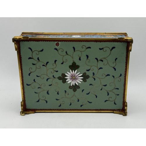 371 - A FINE QUALITY JAPANESE CLOISONNE BOX WITH HINGED COVER - IMPERIAL GREEN GROUND WITH FLORAL DECORATI... 