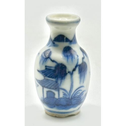 373 - CHINESE: A MINIATURE CHINESE DUTCH MARKET BLUE & WHITE BUD VASE - C.1800 (H) 15.5CMS