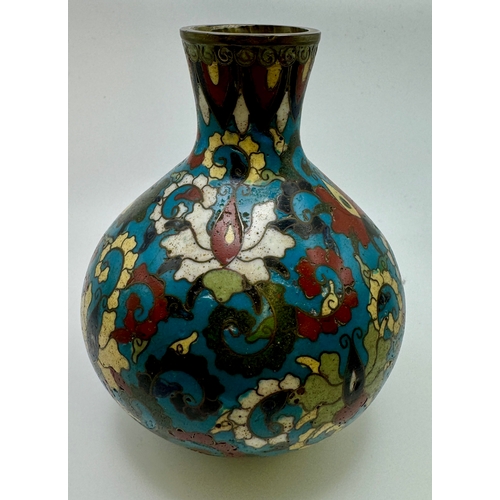 402 - A CHINESE MING STYLE CLOISONNE VASE, POSSIBLY EARLY, 12.8CM HIGH