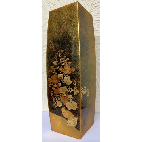 405 - A GOOD QUSLITY EARLY/MID 20TH CENTURY JAPANESE LACQUER VASE WITH COPPER LINER, 28.3CM HIGH