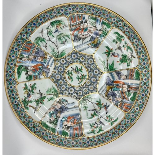 406 - A 19TH CENTURY CHINESE FAMILE VERTE PLATE, 24.8CM DIAMETER.