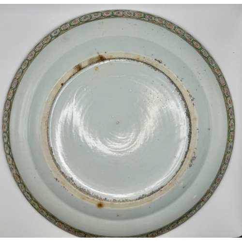 406 - A 19TH CENTURY CHINESE FAMILE VERTE PLATE, 24.8CM DIAMETER.