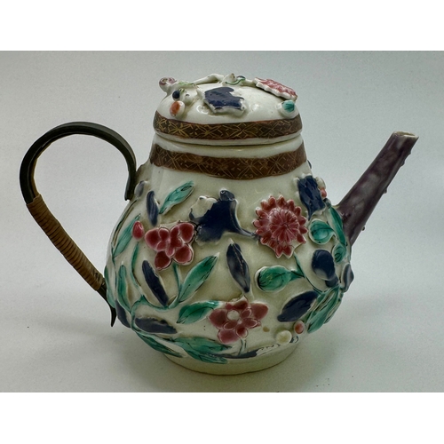 408 - AN 18TH CENTURY CHINESE YONGZHENG/QIANLONG PERIOD MOULDED TEAPOT, 10.8CM HIGH OVERALL