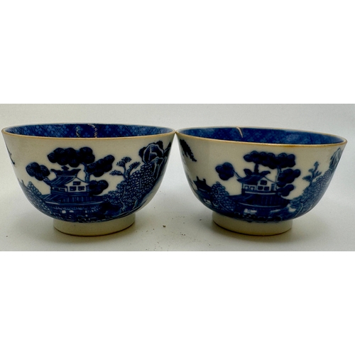 409 - A GOOD PAIR OF 18TH CENTURY CHINESE QIANLONG PERIOD BLUE AND WHITE TEABOWLS, EACH