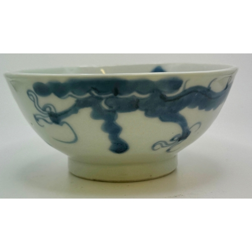 411 - AN 18TH CENTURY CHINESE BLUE AND WHITE DRAGON BOWL, 'SHOP' MARK TO BASE, 12 CM DIAMETER