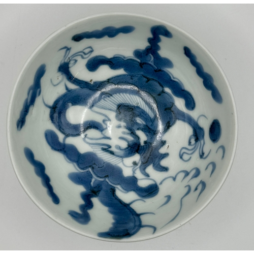 411 - AN 18TH CENTURY CHINESE BLUE AND WHITE DRAGON BOWL, 'SHOP' MARK TO BASE, 12 CM DIAMETER