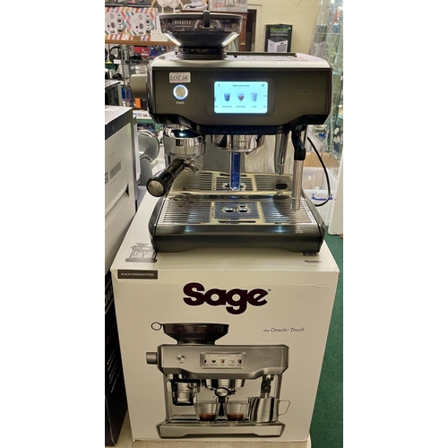 56 - BOXED SAGE ORACLE TOUCH PUMP COFFEE MACHINE SES990BST
Dimensions: W39.2cm x D37.3cm x H45.4cm.