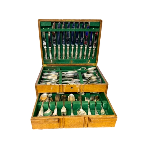 318 - 82 PCE JAMES DIXON AND SONS SHEFFIELD FIRTH STAINLESS STEEL CANTEEN OF CUTLERY OAK CASED WITH SINGLE... 