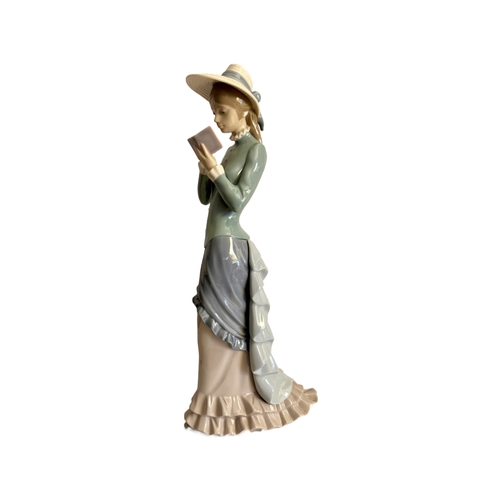 331 - TWO (2) LLADRO FIGURINES -LADY READING C.1978 - H: 15.5CMS (NB: TOE OF SHOE DAMAGED) AND LLADRO 1357... 