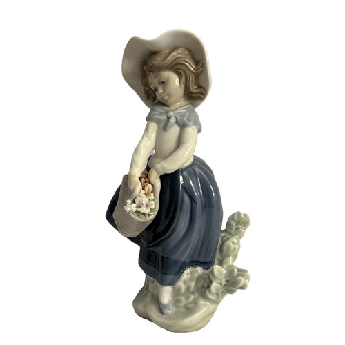 333 - TWO (2) LLADRO FIGURINES - 4972 GIRL SEATED WITH CALLA LILLIES H:24CMS & 5222 PRETTY PICKINGS - H:18... 