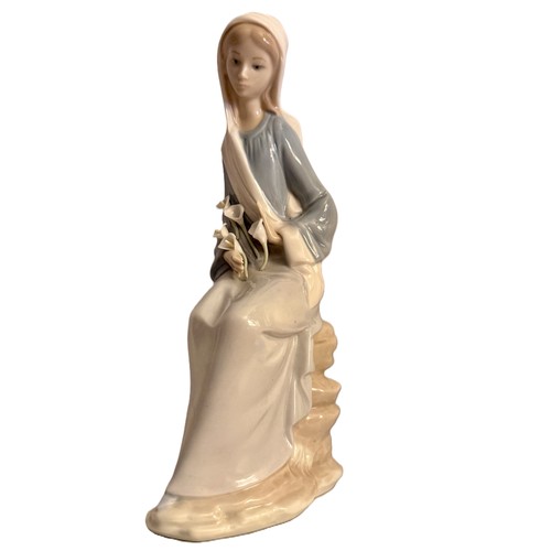 333 - TWO (2) LLADRO FIGURINES - 4972 GIRL SEATED WITH CALLA LILLIES H:24CMS & 5222 PRETTY PICKINGS - H:18... 