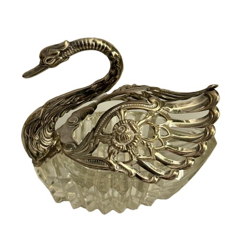 335 - A SILVER & LEAD CRYSTAL SALT IN THE FORM OF A SWAN, THE WINGS RETRACT TO THE BODY TO COVER THE SALT ... 