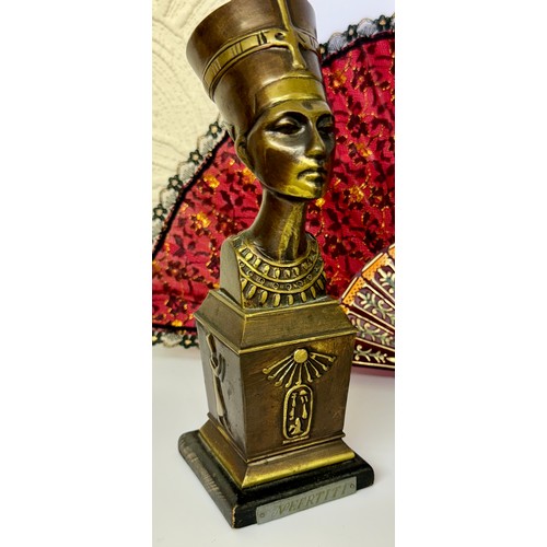 341 - A HEAVY BRASSED BRONZE BUST OF NEFERETITI H:21CMS - RAISED ON AN OAK PLINTH WITH NAME LABEL ATTACHED... 