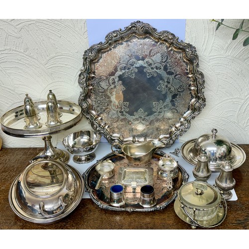 346 - A COLLECTION OF PLATED WARES INCL A MAPPIN AND WEBB COVERED SERVING DISH AND A PEDESTAL CAKE STAND, ... 