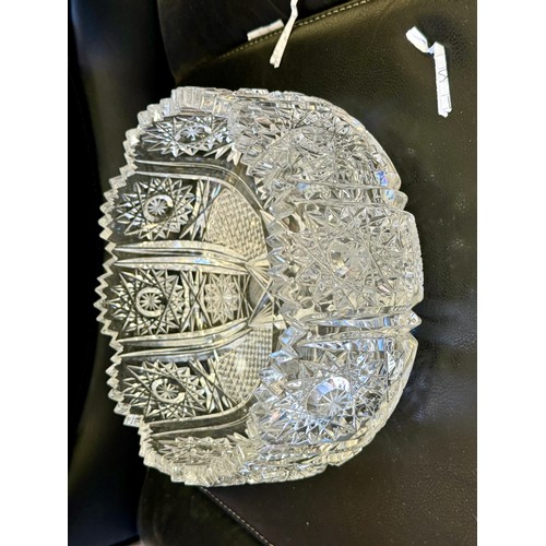 354 - A TUDOR CRYSTAL TRIFLE BOWL D:23.5CMS, A SWAROVSKI PEARL CLAM 6X5CMS, A TUDOR CRYSTAL VASE H:26CMS, ... 