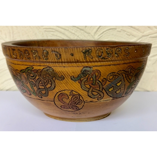 368 - AN IRISH ARTS & CRAFTS TURNED TREEN BOWL WITH CELTIC CARVED DESIGNS TO SIDE INSCRIBED TO RIM, 'OLD A... 