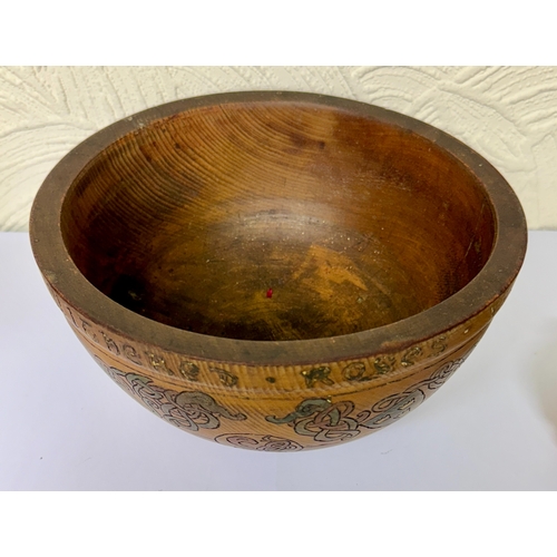 368 - AN IRISH ARTS & CRAFTS TURNED TREEN BOWL WITH CELTIC CARVED DESIGNS TO SIDE INSCRIBED TO RIM, 'OLD A... 