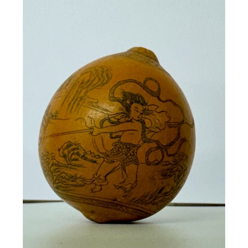 389 - CHINESE GOURD: ENGRAVED CHINESE GOURD DEPICTING WARRIORS FIGHTING IN A LANDSCAPE - H:5.5CMS