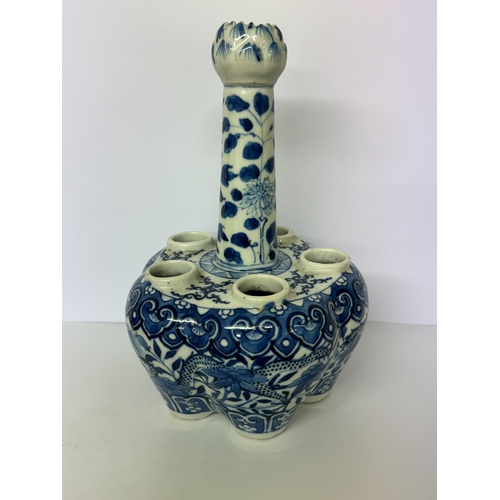 390 - CHINESE TULIP VASE: A BLUE AND WHITE 19TH C. CHINESE CROCUS OR TULIP VASE - H:25CMS - BULBOUS BODY D... 