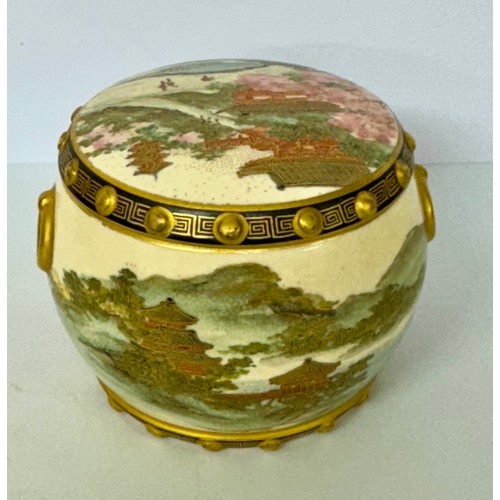 405 - SUPERB FINE QUALITY SIGNED JAPANESE TAISHO PERIOD SATSUMA DRUM-FORM JAR WITH COVER BEAUTIFULLY DECOR... 