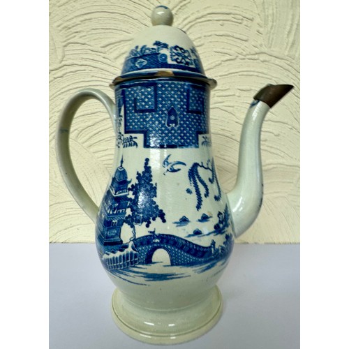 414 - 18TH C. BLUE AND WHITE ORIENTAL STYLE COFFEE POT WITH LID (NOTE SOME CHIPS TO LID) IN THE MANNER OF ... 