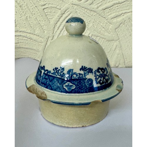 414 - 18TH C. BLUE AND WHITE ORIENTAL STYLE COFFEE POT WITH LID (NOTE SOME CHIPS TO LID) IN THE MANNER OF ... 