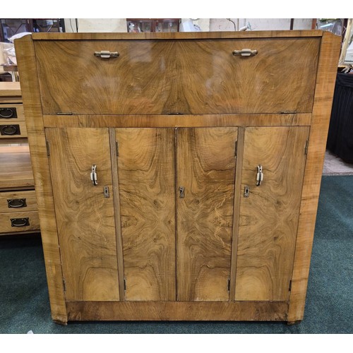 270 - A VINTAGE EPSTEIN STYLE ART DECO COCKTAIL CABINET IN WALNUT VENEER WITH MAPLE WOOD INTERIOR - FITTED... 