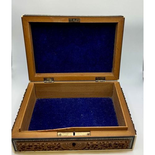 410 - A 19TH/20TH CENTURY INDIAN SANDALWOOD BOX WITH BONE AND MOSAIC BORDERS  18.5CM X 13.5CM X 6.5CM HIGH