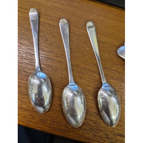 312A - SET OF THREE SILVER SPOONS H/M LONDON 1890 APPROX 33.8G TOGETHER WITH A SET OF 12 MONARCH HEAD SPOON... 