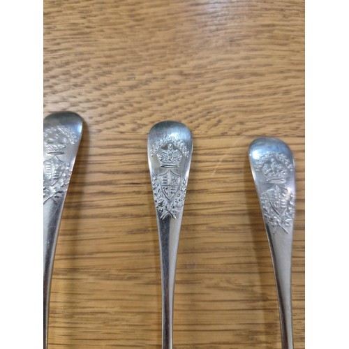 312A - SET OF THREE SILVER SPOONS H/M LONDON 1890 APPROX 33.8G TOGETHER WITH A SET OF 12 MONARCH HEAD SPOON... 